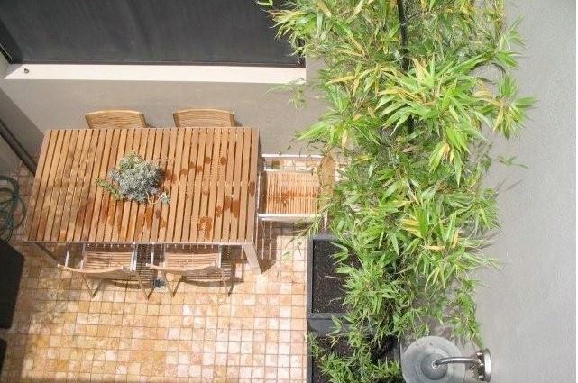 Small garden ideas - entertaining area beside wall