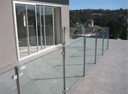 Frameless glass balustrade for pools